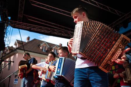 S soncem obsijan drugi festivalski dan 50. Dnevov narodnih noš in oblačilne dediščine v Kamniku (34)